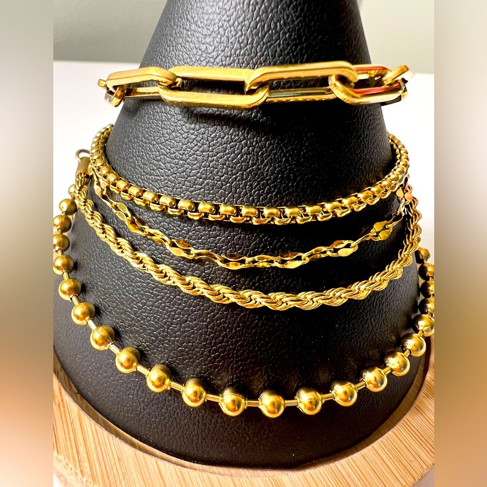 NEW IN BOX 💛 Set of 5 Elegant 18K Gold Plated Bracelets - Picture 3 of 4